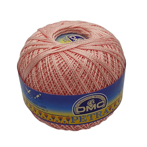 Cotone perlato da lavorare all'uncinetto o ai ferri per realizzare abbigliamento, corredini e accessori bimbi. Petra 5 é un filato 100% cotone a fibre lunghe e mercerizzato per renderlo morbido e setoso. Nella grossezza 5 ogni gomitolo da 100 grammi ha 420 metri di filato lavorabile con uncinetti 1,75-2,00 o ferri 2,5. Lavabile a 60°
