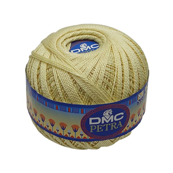 Cotone perlato da lavorare all'uncinetto o ai ferri per realizzare abbigliamento, corredini e accessori bimbi. Petra 5 é un filato 100% cotone a fibre lunghe e mercerizzato per renderlo morbido e setoso. Nella grossezza 5 ogni gomitolo da 100 grammi ha 420 metri di filato lavorabile con uncinetti 1,75-2,00 o ferri 2,5. Lavabile a 60°