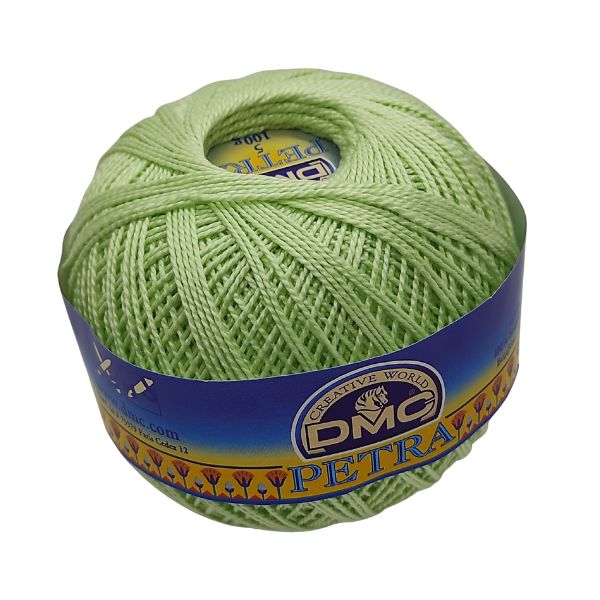 Cotone perlato da lavorare all'uncinetto o ai ferri per realizzare abbigliamento, corredini e accessori bimbi. Petra 5 é un filato 100% cotone a fibre lunghe e mercerizzato per renderlo morbido e setoso. Nella grossezza 5 ogni gomitolo da 100 grammi ha 420 metri di filato lavorabile con uncinetti 1,75-2,00 o ferri 2,5. Lavabile a 60°