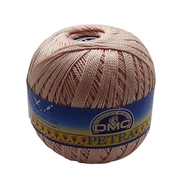 Cotone perlato da lavorare all'uncinetto o ai ferri per realizzare abbigliamento, corredini e accessori bimbi. Petra 5 é un filato 100% cotone a fibre lunghe e mercerizzato per renderlo morbido e setoso. Nella grossezza 5 ogni gomitolo da 100 grammi ha 420 metri di filato lavorabile con uncinetti 1,75-2,00 o ferri 2,5.