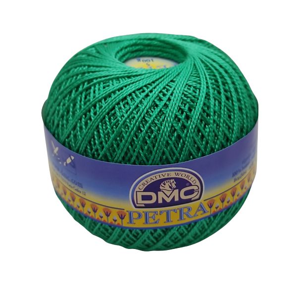 Cotone perlato da lavorare all'uncinetto o ai ferri per realizzare abbigliamento, corredini e accessori bimbi. Petra 5 é un filato 100% cotone a fibre lunghe e mercerizzato per renderlo morbido e setoso. Nella grossezza 5 ogni gomitolo da 100 grammi ha 420 metri di filato lavorabile con uncinetti 1,75-2,00 o ferri 2,5. Lavabile a 60°