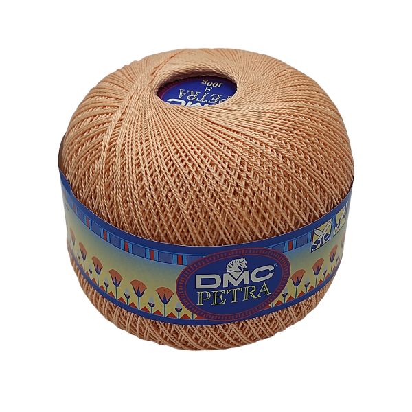 Cotone perlato da lavorare all'uncinetto o ai ferri per realizzare abbigliamento, corredini e accessori bimbi. Petra 8 é un filato 100% cotone a fibre lunghe e mercerizzato per renderlo morbido e setoso. Nella grossezza 8 ogni gomitolo da 100 grammi ha 840 metri di filato lavorabile con con uncinetti 1,25-1,50 o ferri 2. Lavabile a 60°