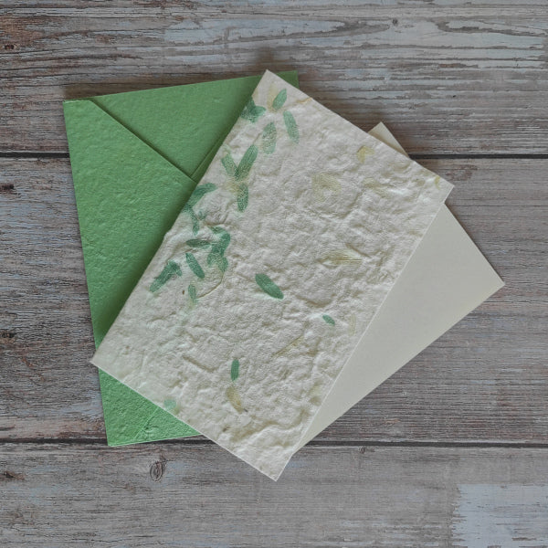 et biglietto artigianale con carta di gelso “Petali verdi”, foglio interno A5 e busta colore verde Tiffany
