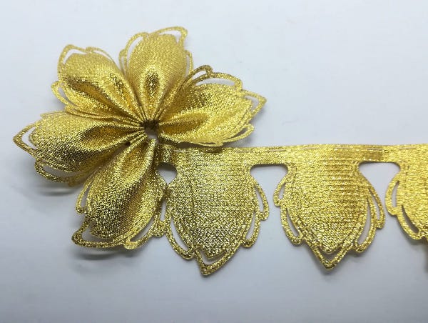 Portaconfetti Petali di Fiore in tessuto metallico colore oro