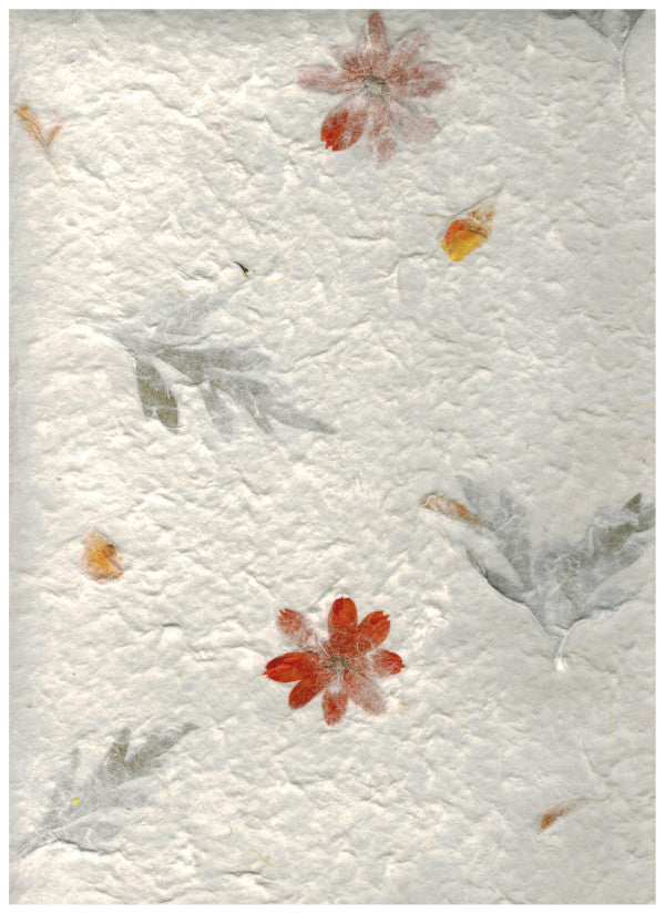 Carta di gelso artigianale con fiori arancioni e foglie verdi su fondo bianco latte-avorio