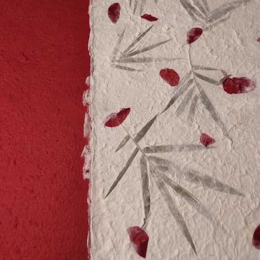album foto con carta di gelso con inserti floreali "petali rossi e foglie" e dorso in carta di gelso rosso.