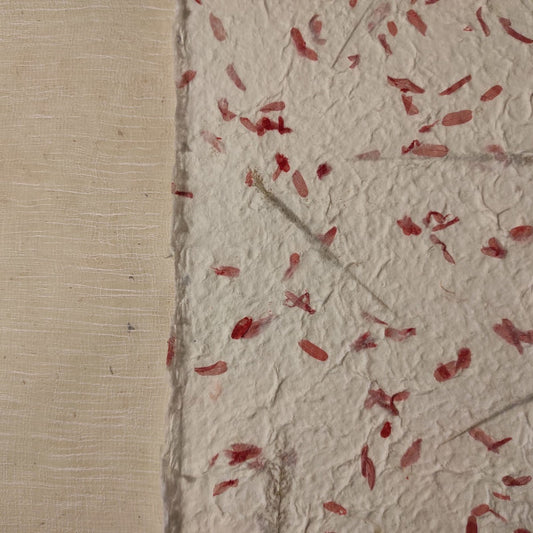 Album foto con carta di gelso con inserti floreali "petali fucsia" abbinata a Lokta Wax Cotton avorio
