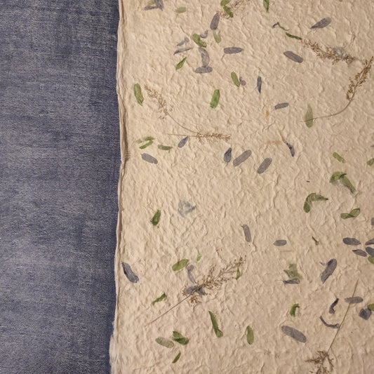 Album foto con carta di gelso con inserti floreali "petali blu e verdi" e dorso in Lokta Wax Cotton blu