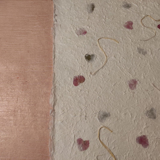 Album foto con carta di gelso con inserti floreali "petali colorati" e dorso in Lokta Wax Cotton rosa baby
