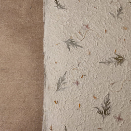 Album foto con carta di gelso con inserti floreali "fiori a stella, petali gialli e foglie" e dorso in Lokta Wax Cotton terra