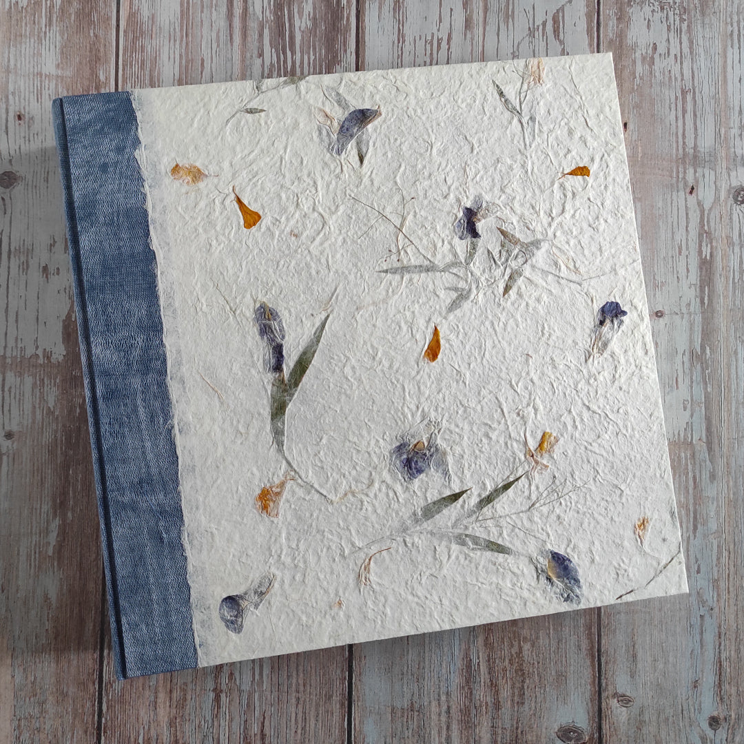 Album fotografico artigianale con copertina a due colori in carta di gelso con fiori blu abbinata a carta lokta wax cotton blu tinta unita