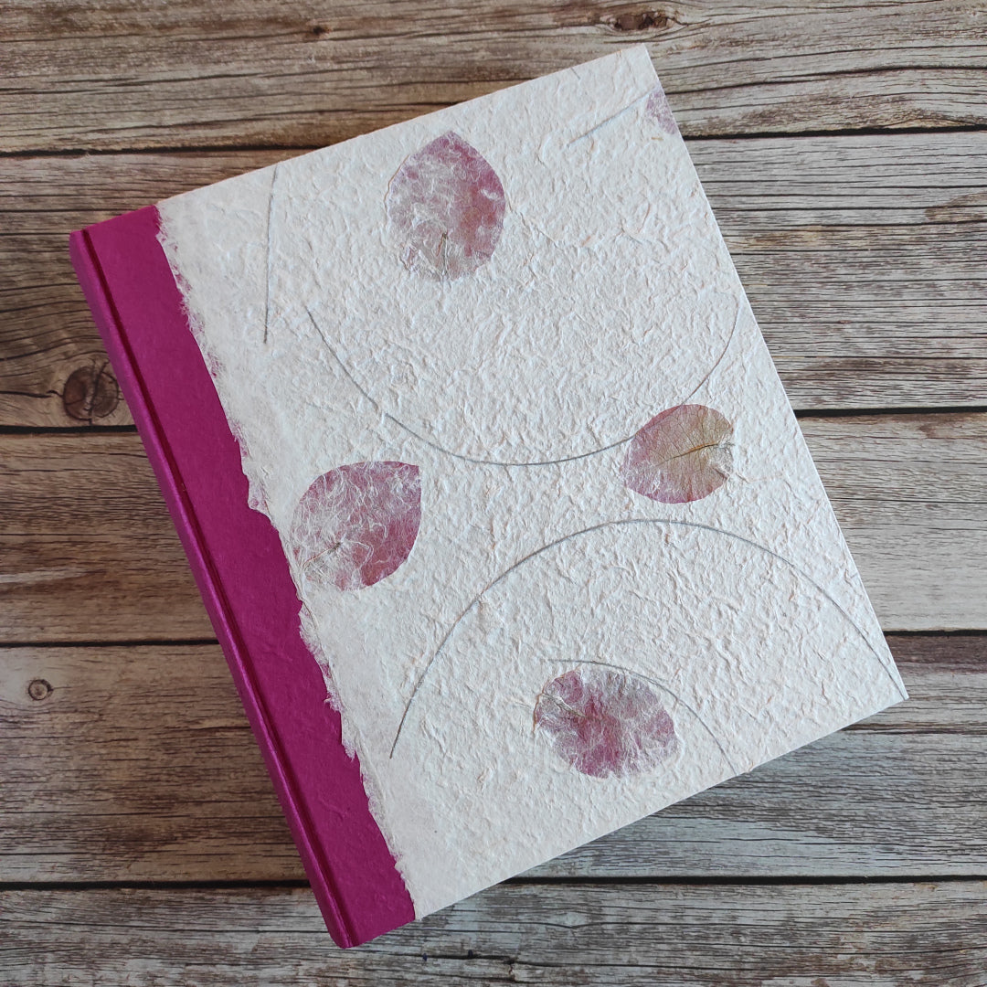 Copertina album fotografico artigianale carta di gelso petali rosa e steli con bordo irregolare deckle edge.