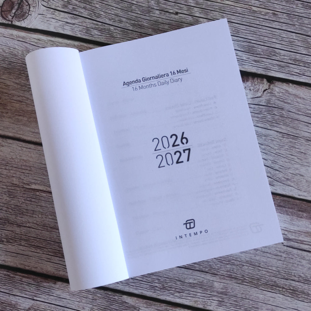Interno diario scuola 16 mesi giornaliero 117 × 165 mm con planning mensile, 224 pagine in carta bianca riciclata.