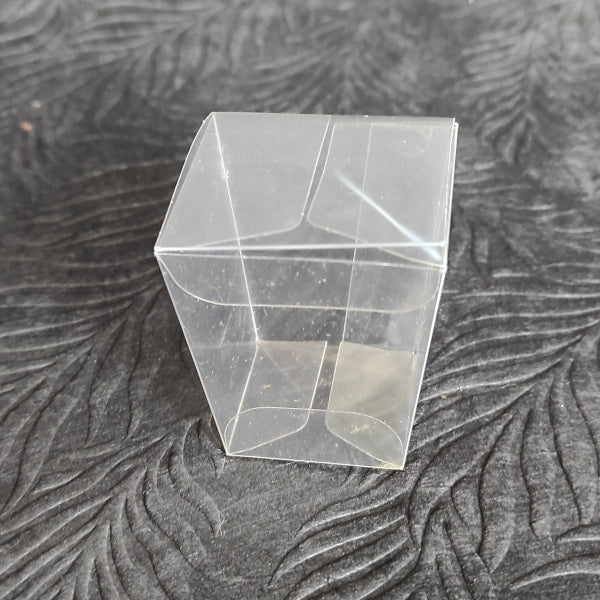 La scatola in PVC alta 4 cm ha la particolarità di avere l'apertura più larga (4 cm x 4 cm) della base (3 cm x 3 cm).&nbsp; Ideale per confezionare confetti e bonbon