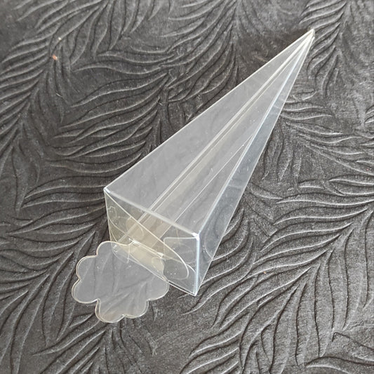 Cono in PVC con apertura/chiusura a fiore. Ideale per confezionare confetti e piccoli bonbon.