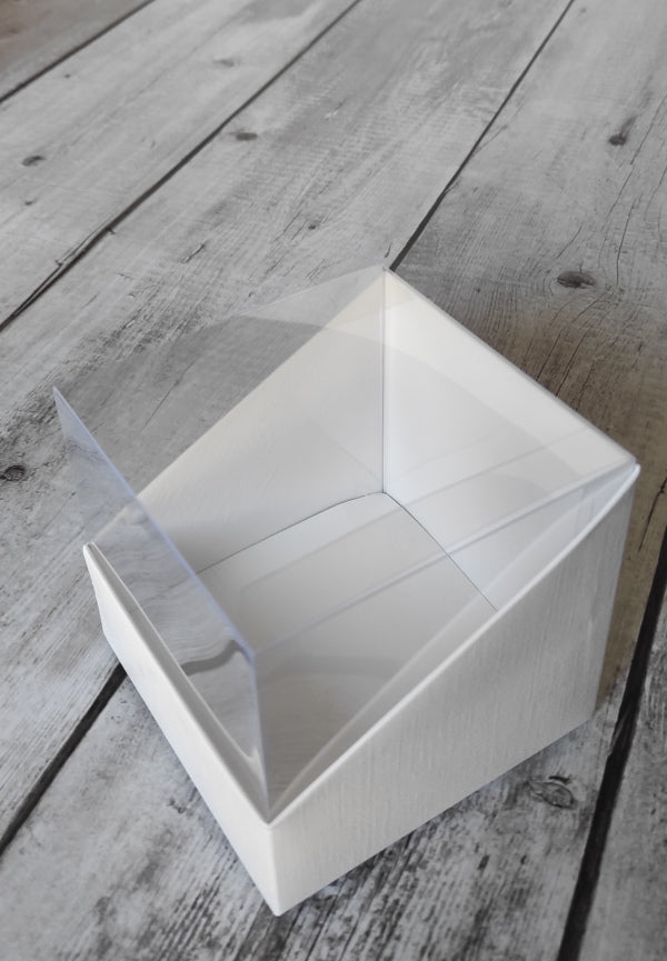 Scatole Vetrina: PVC trasparente e cartoncino bianco, ideali per bomboniere e confezioni regalo: Misura: 10 x 10 x H 9,5 cm