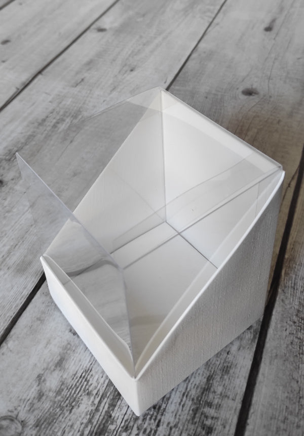 Scatole Vetrina: PVC trasparente e cartoncino bianco, ideali per bomboniere e confezioni regalo. Misura: 10 x 10 x H 13,5 cm