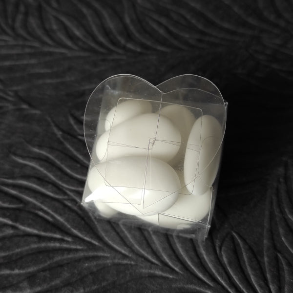 Scatola in PVC con chiusura a cuore.&nbsp; Ideale per confezionare confetti e bonbon.