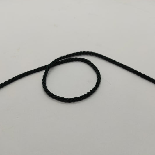 Cordoncino ritorto a 3 capi (composizione acetato e fibra acrilica) dall'aspetto lucido e con colori brillanti. Diametro 3,5 mm - colore verde scuro