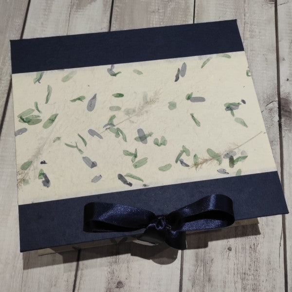 Album foto con copertina e scatola "a libro realizzate a mano con le bellissime carte di gelso con inserti floreali abbinate a carte di gelso tinta unita.