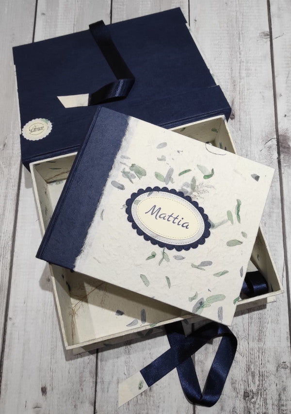 Album foto con copertina e scatola "a libro realizzate a mano con le bellissime carte di gelso con inserti floreali abbinate a carte di gelso tinta unita.