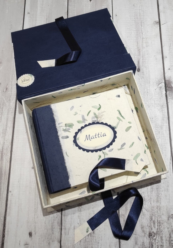 Album foto con copertina e scatola "a libro realizzate a mano con le bellissime carte di gelso con inserti floreali abbinate a carte di gelso tinta unita.