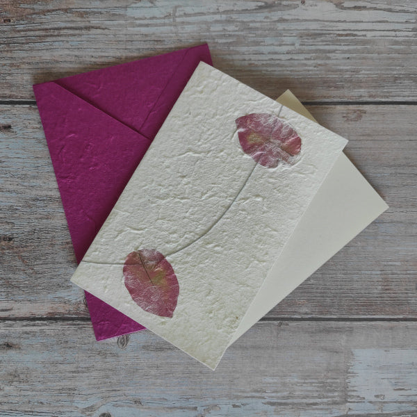 Set biglietto artigianale con carta di gelso “Steli e Petali rosa”, foglio interno A5 e busta coordinata colore fucsia.