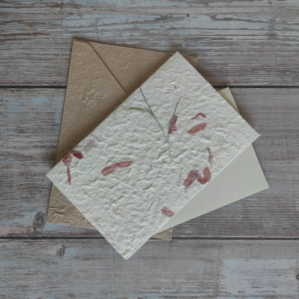 Set biglietto artigianale con carta di gelso “Petali fucsia”, foglio interno A5 e busta coordinata colore sabbia