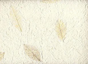 Queste speciali carte contengono nel loro impasto, oltre alla fibra di gelso, diversi elementi naturali e sono realizzate a mano utilizzando dei telai.  Sono carte decisamente robuste, piuttosto spesse, molto adatte per rivestimenti e lavori di cartonnage.  Dimensioni del foglio: 55 x 80 cm