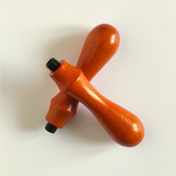 Manico avvitabile in legno verniciato per timbri metallici metallici da ceralacca. H 7,5 cm (parte in legno).