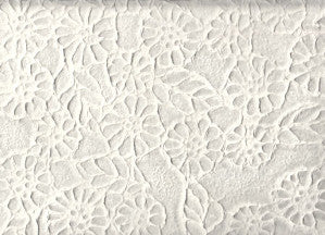 Carta di gelso bianca con motivo floreale fitto in rilievo, fiori e foglie su tutta la superficie