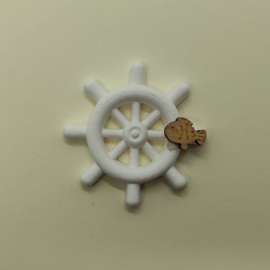 Gessetto bianco a forma di timone con applicazione decorativa in legno a forma di pesce. Ideale per rifinire bomboniere