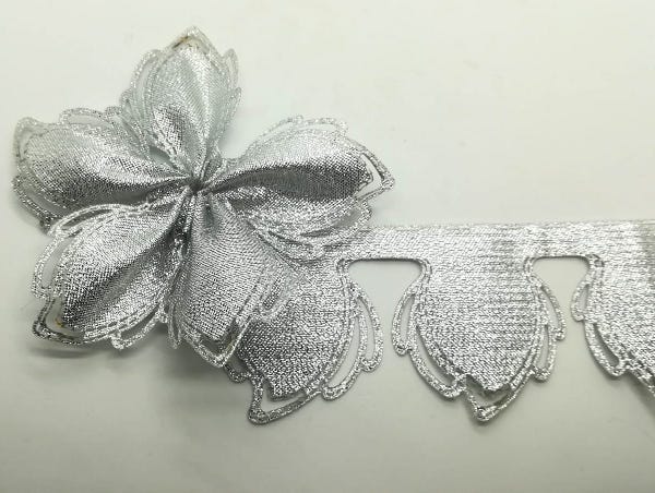 Portaconfetti Petali di Fiore in tessuto metallico colore argento