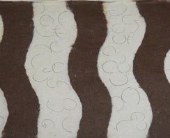 Carta di gelso bicolore bianco latte e marrone con steli circolari intrecciati, pattern strutturale, 64x94 cm