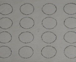 Carta di gelso avorio decorata con semi di kiwi disposti a cerchi regolari, 55x80 cm