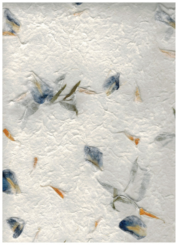 Carta di gelso artigianale con fiori blu interi su fondo bianco-avorio