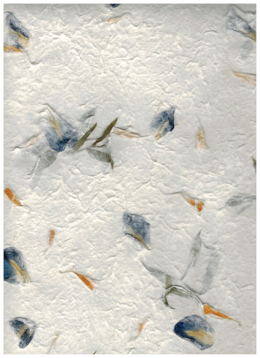 Carta di gelso artigianale con fiori blu interi su fondo bianco-avorio
