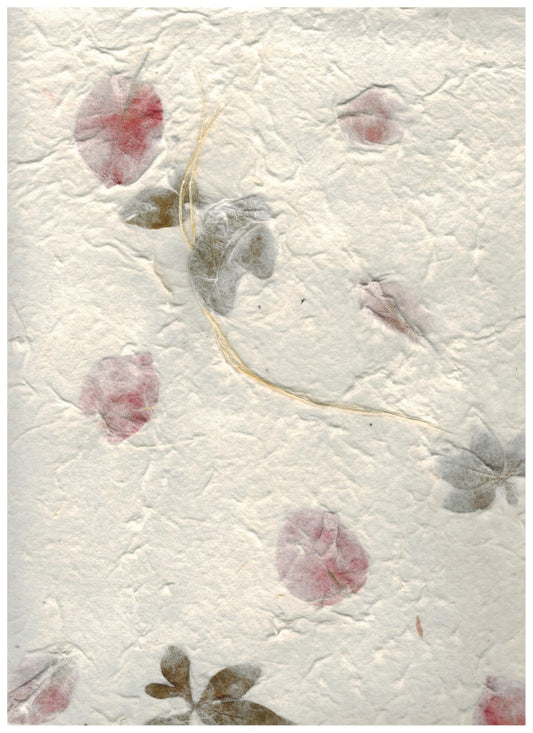 Carta di gelso artigianale con petali rosa e foglie verdi su fondo bianco latte-avorio