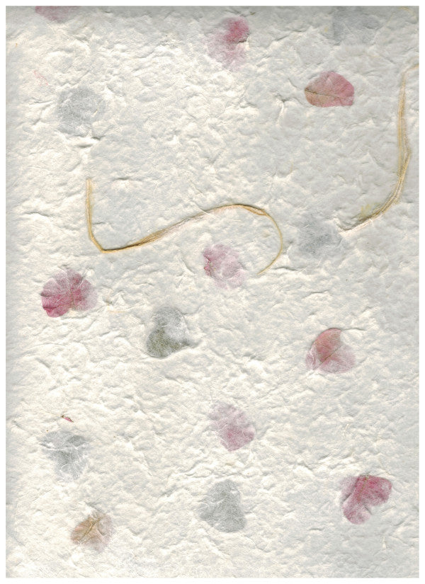 Carta di gelso artigianale con petali colorati su fondo bianco-avorio