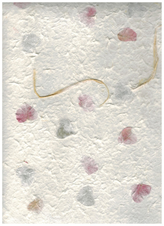 Carta di gelso artigianale con petali colorati su fondo bianco-avorio