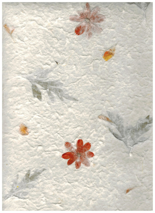 Carta di gelso artigianale con fiori arancioni e foglie verdi su fondo bianco latte-avorio