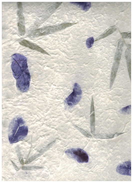 Carta di gelso artigianale con petali viola e foglie verdi su fondo bianco-avorio