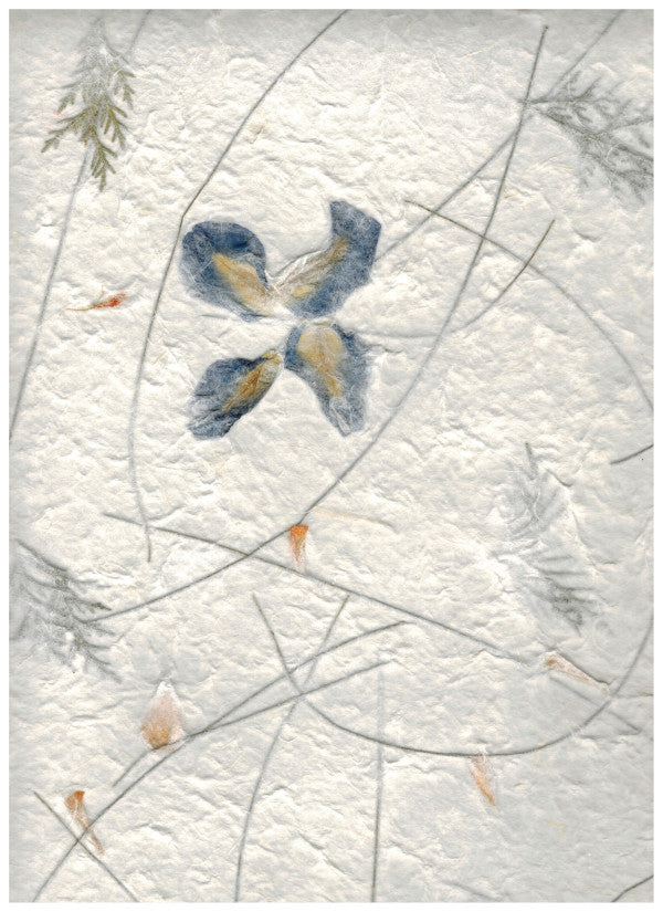 Carta di gelso artigianale con fiori blu grandi e petali gialli su fondo bianco latte-avorio