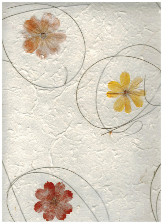 Carta di gelso artigianale con fiori gialli e arancioni su fondo bianco latte-avorio