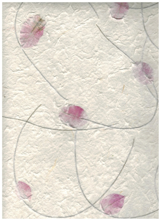 Carta di gelso artigianale con steli e petali rosa su fondo bianco-avorio