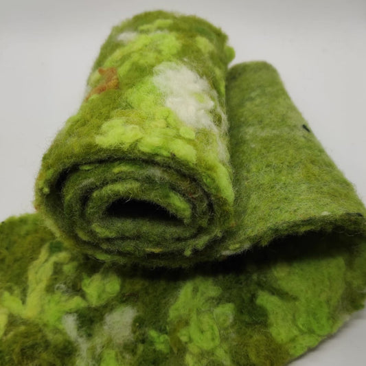 Nastro in feltro di pura lana ricciolina in diverse tonalità di verde. H 15 cm.
