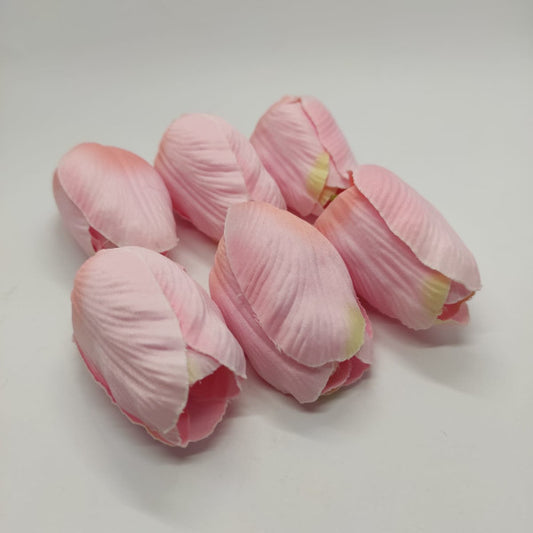 Tulipani in tessuto rosa. Ogni tulipani misura 6 cm in altezza.