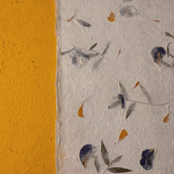 Copertina album fotografico artigianale con carta di gelso fiori arancioni e foglie e custodia protettiva in cartoncino ondulato