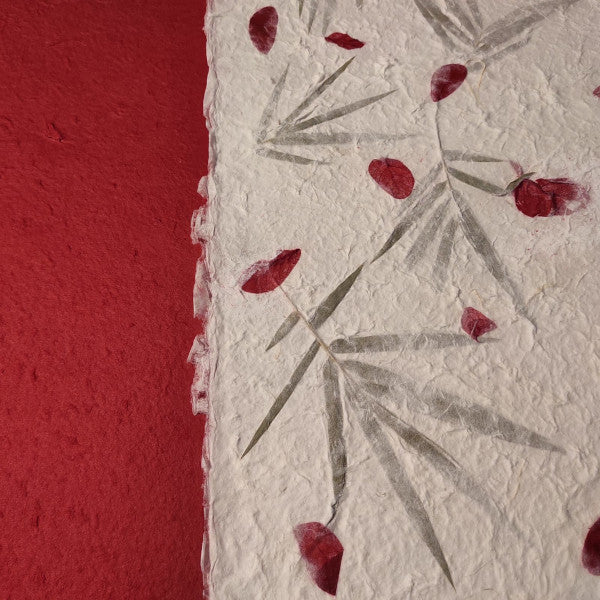 album foto con carta di gelso con inserti floreali "petali rossi e foglie" e dorso in carta di gelso rosso.
