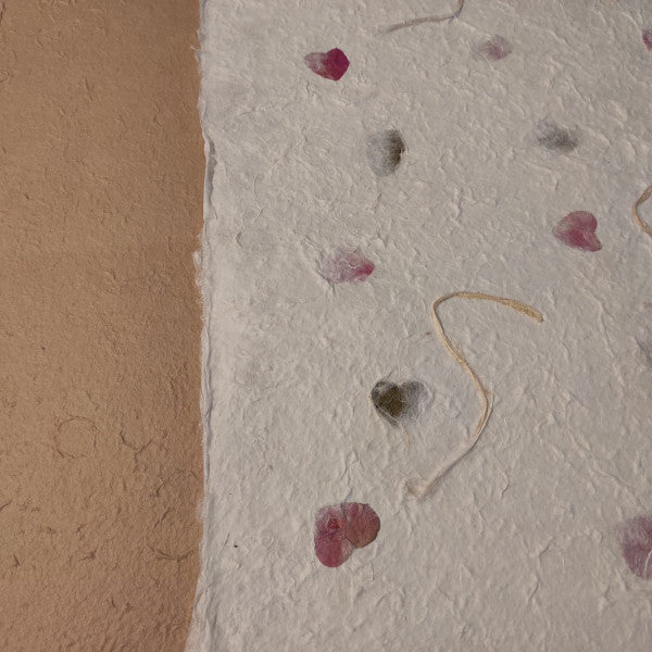 album foto con carta di gelso con inserti floreali "petali colorati" e dorso in carta di gelso sabbia